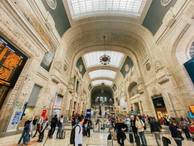 27 Eylül 2019. Milan, İtalya 'daki Milano Centrale tren istasyonuna varış. Milano Merkez Tren İstasyonu. Merkez Tren İstasyonu 'nun binasında gezen insanlar.
