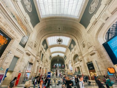 27 Eylül 2019. Milan, İtalya 'daki Milano Centrale tren istasyonuna varış. Milano Merkez Tren İstasyonu. Merkez Tren İstasyonu 'nun binasında gezen insanlar.