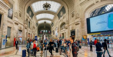 27 Eylül 2019. Milan, İtalya 'daki Milano Centrale tren istasyonuna varış. Milano Merkez Tren İstasyonu. Merkez Tren İstasyonu 'nun binasında gezen insanlar.