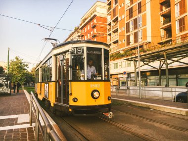 25 Eylül 2019 İtalya. Milan mı? Milano 'nun eski sarı tramvayı hala çalışıyor. Milano 'nun merkezinde ünlü bir klasik tramvay.