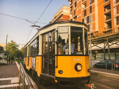 25 Eylül 2019 İtalya. Milan mı? Milano 'nun eski sarı tramvayı hala çalışıyor. Milano 'nun merkezinde ünlü bir klasik tramvay.