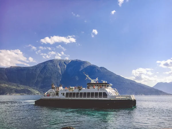 27 de julio de 2019 Noruega. Utne. Transporte en ferry Noruega. El ferry de pasajeros blancos va en fiordo. En Noruega. ferry cruzando un fiordo. Ferryboat crucero en fiordo noruego — Foto de Stock