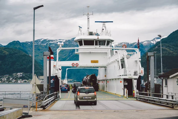 22 de julio de 2019 Noruega. Vangsnes. Coches cargando en el ferry en el puerto, Noruega. Vista en el interior del ferry vacío esperando en el puerto para ser cargado con coches. Coches personales a bordo de un ferry de carga — Foto de Stock