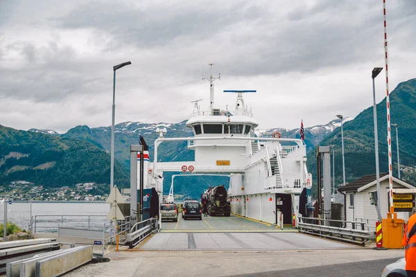 22 juli 2019 Noorwegen. Vangsnes. Auto 's laden op de veerboot in de haven, Noorwegen. Uitzicht op het interieur van lege veerboten wachtend in de haven om geladen te worden met auto 's. Persoonlijke auto 's aan boord van een ferry — Stockfoto