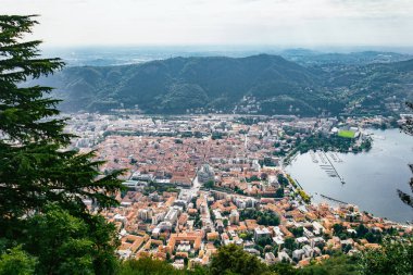 Eski şehir Como, İtalya 'da panorama manzarası. Como, İtalya. Eski Como şehrinin muhteşem hava manzarası. Como şehrinin ve katedralinin havadan görünüşü