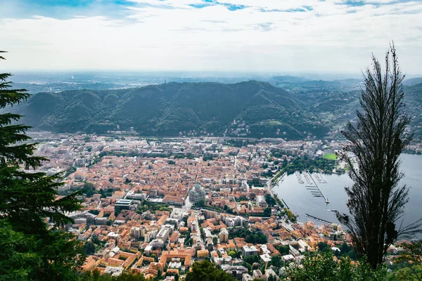 Panoramablick auf alte stadt como, italien. como, italien. fantastische Luftaufnahme der Altstadt von Como. Luftaufnahme der Stadt Como und ihrer Kathedrale — Stockfoto