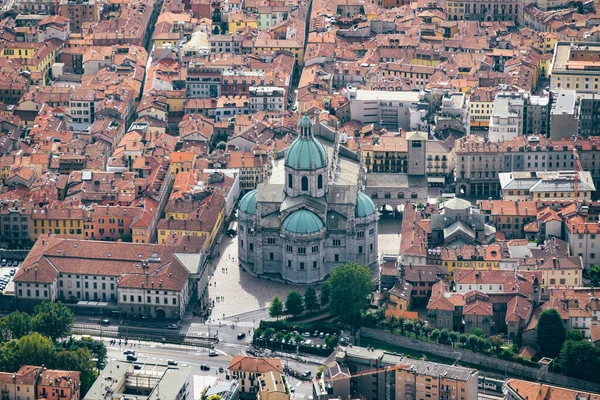 Panorama pohled na staré město Como, Itálie. Como, Itálie. Fantastický letecký pohled na staré město Como. Letecký pohled na město Como a jeho katedrálu — Stock fotografie