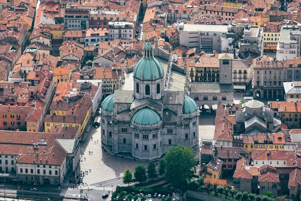 意大利科莫古城的全景。 意大利科莫。 古城科莫美丽的空中风景. 科莫市及其大教堂的空中景观 — 免费的图库照片