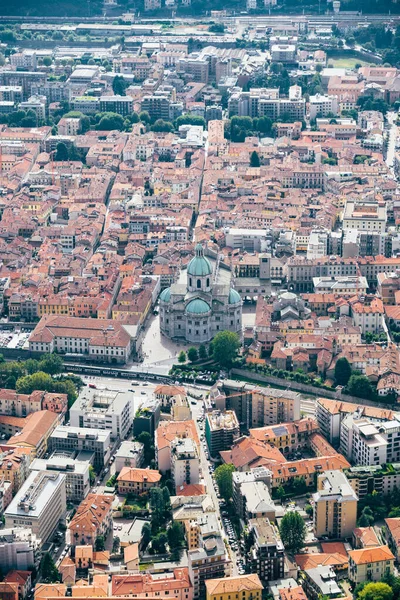 Widok panoramiczny na stare miasto Como, Włochy. Como, Włochy. Fantastyczny widok z powietrza na stare miasto Como. Widok z lotu ptaka na miasto Como i jego katedrę — Darmowe zdjęcie stockowe