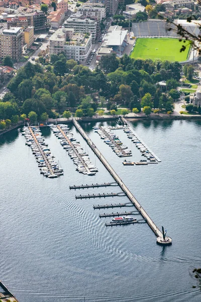 Panorama utsikt över gamla stan Como, Italien. Como, Italien. Fantastisk antenn utsikt över gamla stan Como. — Gratis stockfoto