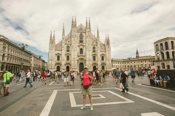 Γυναίκα Τουρίστρια Σακίδιο Που Ποζάρει Φόντο Duomo Milano Μια Ηλιόλουστη — Φωτογραφία Αρχείου
