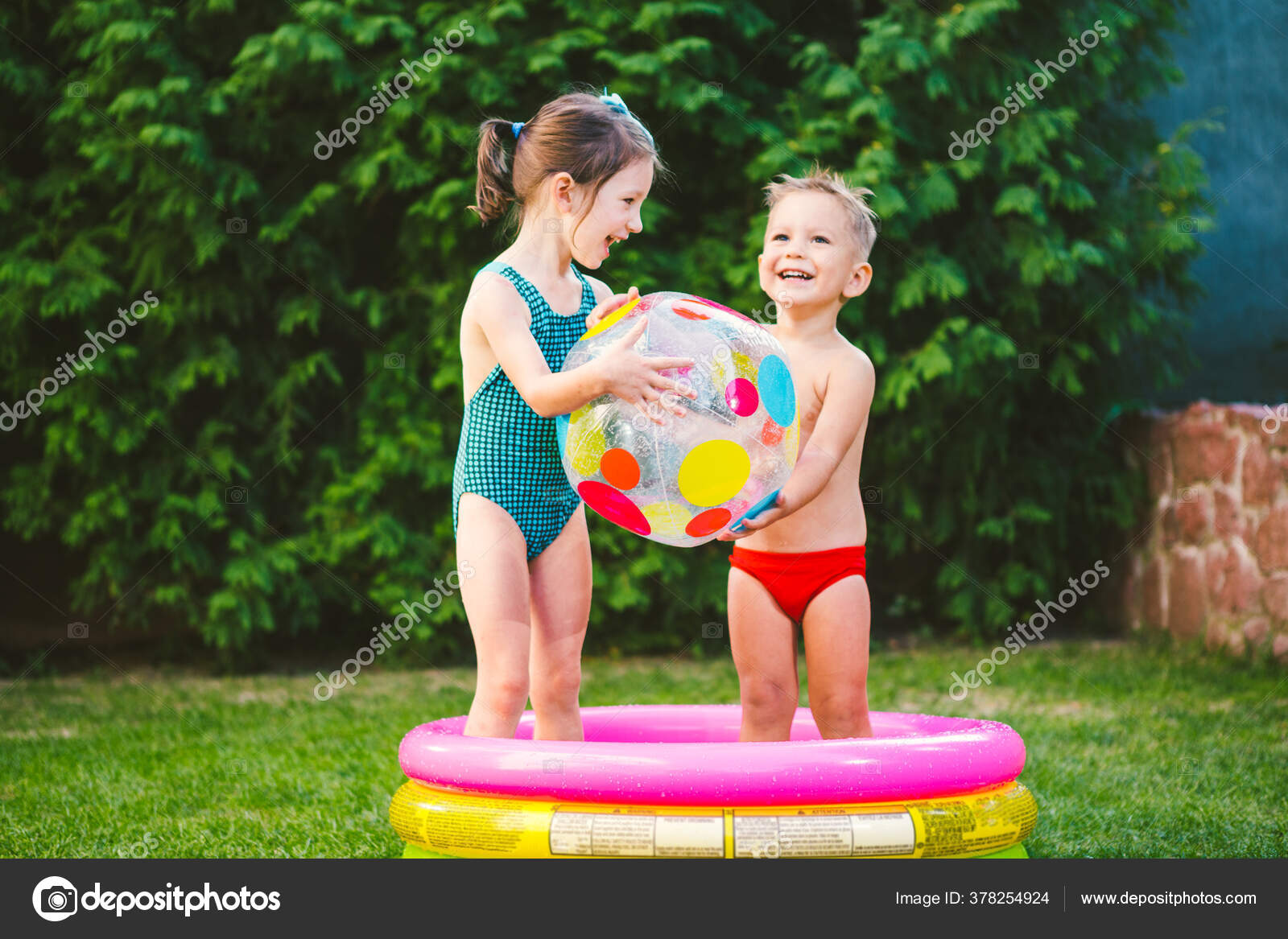 irmão com irmã jogando na piscina de bolinhas coloridas
