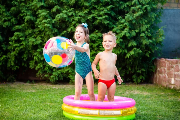 Kleine Kinder Geschwister Spielen Großen Aufblasbaren Strandball Hof Des Hauses — Stockfoto