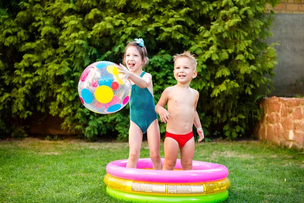 Şişme Havuz Yaz Tatili Kavramı Suda Oyunlar Arka Bahçede Keyfine — Stok fotoğraf