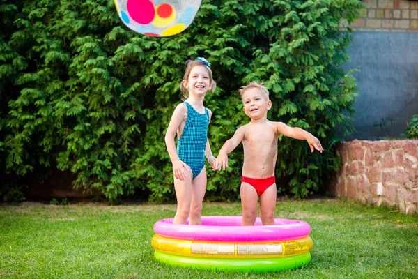 Dos Niños Con Pelota Playa Piscina Alegre Niño Jugando Piscina —  Fotos de Stock