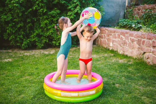 Aufblasbarer Pool Sommerferienkonzept Spiele Wasser Freizeit Hinterhof Kinder Baden Einem — Stockfoto