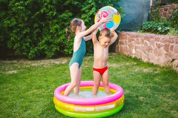 Spielzeug Für Kinder Kinder Spielen Mit Aufblasbarem Gummi Strandball Wasserbecken — Stockfoto