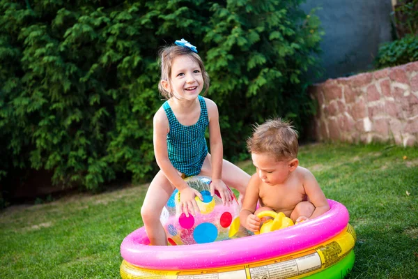 Kleine Kinder Geschwister Spielen Großen Aufblasbaren Strandball Hof Des Hauses — Stockfoto
