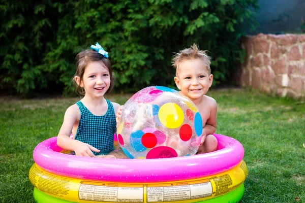 Zwei Kinder Mit Beachball Schwimmbad Fröhliches Kind Spielt Hinterhof Eines — Stockfoto