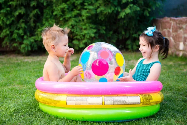 Şişme Havuz Yaz Tatili Kavramı Suda Oyunlar Arka Bahçede Keyfine — Stok fotoğraf
