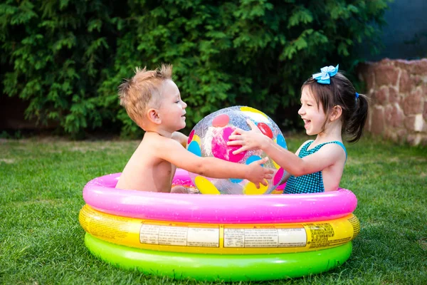 Spielzeug Für Kinder Kinder Spielen Mit Aufblasbarem Gummi Strandball Wasserbecken — Stockfoto