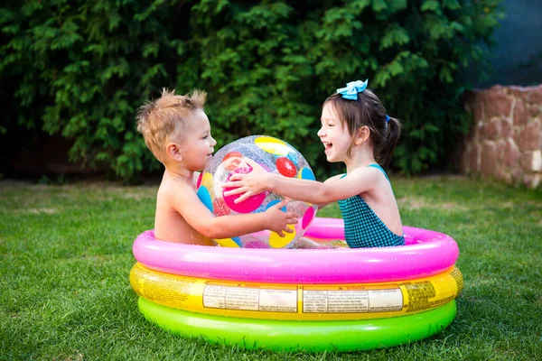 Zwei Kinder Mit Beachball Schwimmbad Fröhliches Kind Spielt Hinterhof Eines — Stockfoto