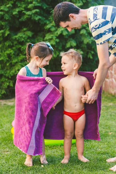 Çocuklar Şişme Havuzda Yüzdükten Sonra Havluyla Silerler Erkek Kız Kardeş — Stok fotoğraf
