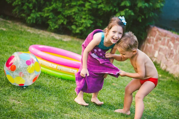 Los Niños Toallitas Con Toalla Después Nadar Casa Piscina Inflable —  Fotos de Stock