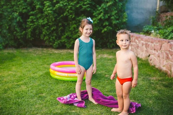 Los Niños Toallitas Con Toalla Después Nadar Casa Piscina Inflable —  Fotos de Stock