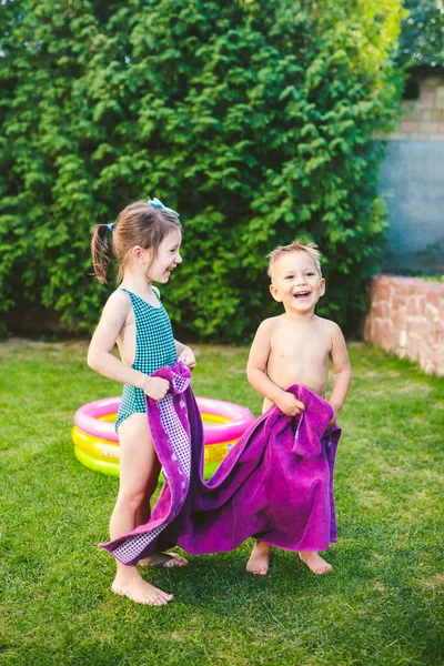 Niños Envueltos Una Toalla Playa Durante Las Vacaciones Verano Niños —  Fotos de Stock