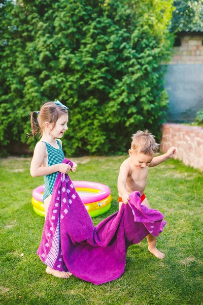 Crianças Brancas Felizes Brincam Envoltas Uma Grande Toalha Praia Verão — Fotografia de Stock