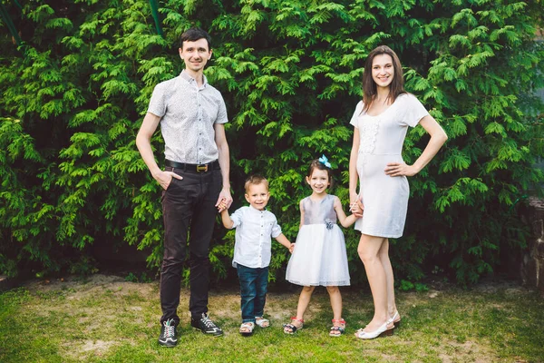 Een Gevarieerde Familiefoto Een Jonge Zwangere Moeder Met Haar Familie — Stockfoto