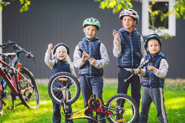 Mechanika Dziecięca Naprawa Rowerów Szczęśliwe Dzieci Naprawiają Rower Razem Świeżym — Zdjęcie stockowe