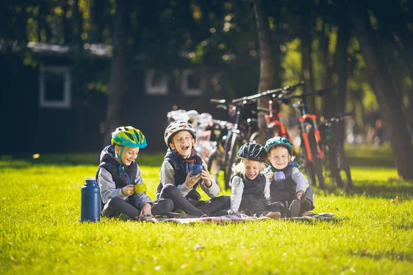 Tema Activo Vacaciones Familia Naturaleza Grupo Personas Niños Pequeños Tres —  Fotos de Stock