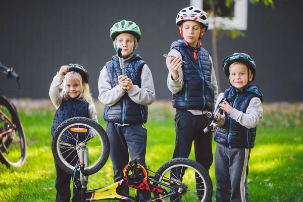 Kindermechanik Fahrradreparatur Glückliche Kinder Die Bei Schönem Wetter Gemeinsam Freien — Stockfoto