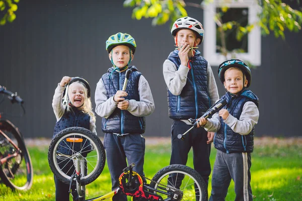 Mechanika Dziecięca Naprawa Rowerów Szczęśliwe Dzieci Naprawiają Rower Razem Świeżym — Zdjęcie stockowe