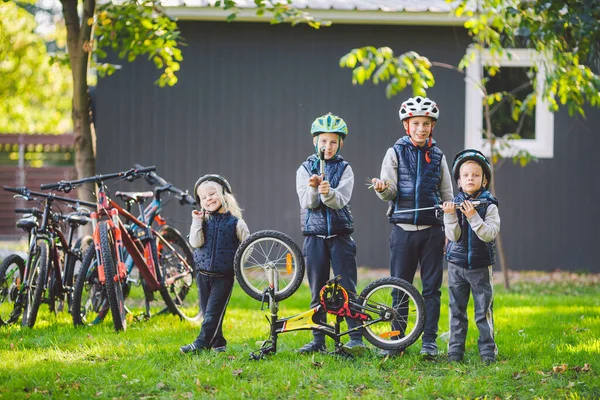 Παιδομηχανική Επισκευή Ποδηλάτου Ευτυχισμένα Παιδιά Που Φτιάχνουν Ποδήλατο Έξω Στην — Φωτογραφία Αρχείου