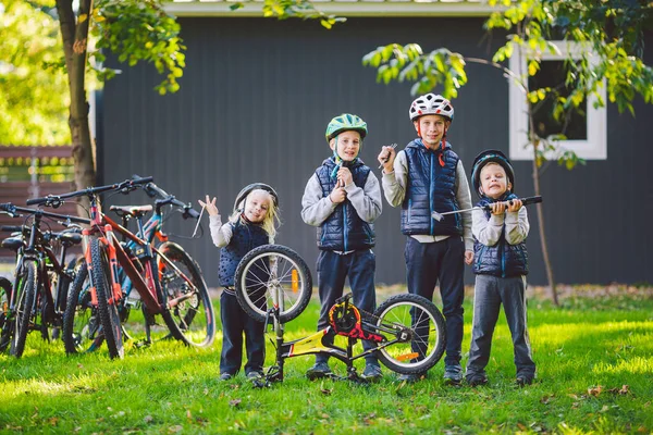 Kindermechanik Fahrradreparatur Glückliche Kinder Die Bei Schönem Wetter Gemeinsam Freien — Stockfoto