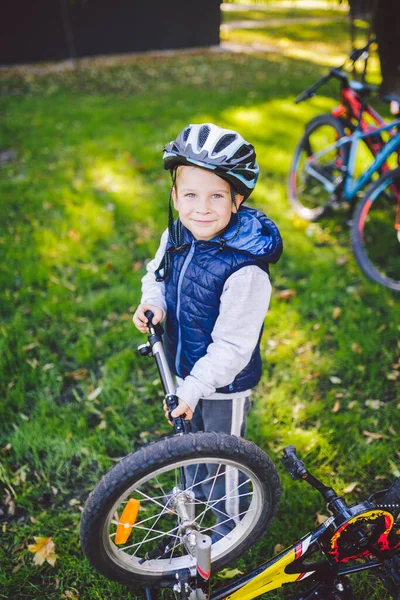 Kaukasischer Junge Mit Helm Lernt Sein Fahrrad Reparieren Kinderfahrrad Überprüft — Stockfoto