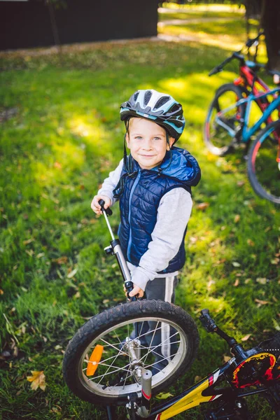 Tempo Libero Attivo Bambini Nel Parco Bambino Sta Studiando Meccanismo — Foto Stock