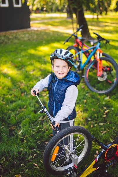 Ragazzo Caucasico Casco Impara Riparare Sua Moto Bambino Ciclista Controlla — Foto Stock