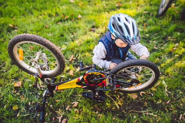 Kaukasischer Junge Mit Helm Lernt Sein Fahrrad Reparieren Kinderfahrrad Überprüft — Stockfoto