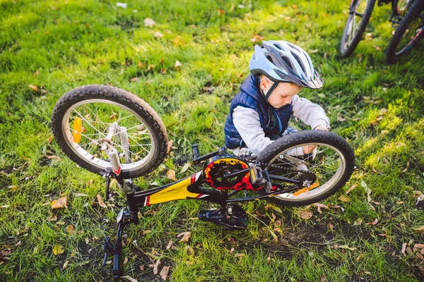 Aktive Freizeitgestaltung Für Kinder Park Ein Kind Studiert Den Mechanismus — Stockfoto