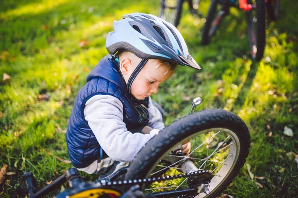 Radfahrer Junge Fahrrad Reparatur Kleiner Junge Repariert Sein Fahrrad Kindermechaniker — Stockfoto