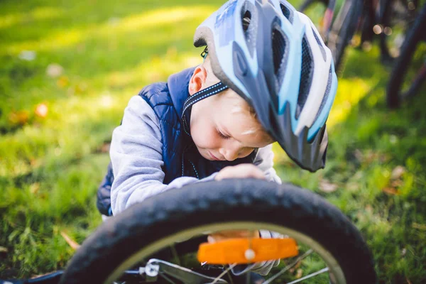 Ciclista Ragazzo Riparazione Bici Ragazzino Che Ripara Sua Bici Meccanica — Foto Stock