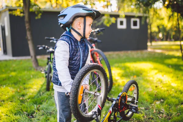 Radfahrer Junge Fahrrad Reparatur Kleiner Junge Repariert Sein Fahrrad Kindermechaniker — Stockfoto