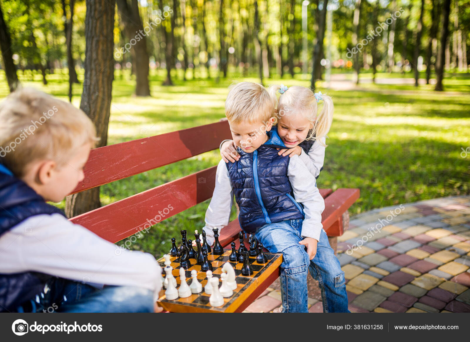 Jogos De Verão E Atividades Ao Ar Livre Para Crianças. Desenvolvimento  Precoce. Garoto Pensando No Xadrez No Parque De Verão. O Co Imagem de Stock  - Imagem de escola, passatempo: 275275197