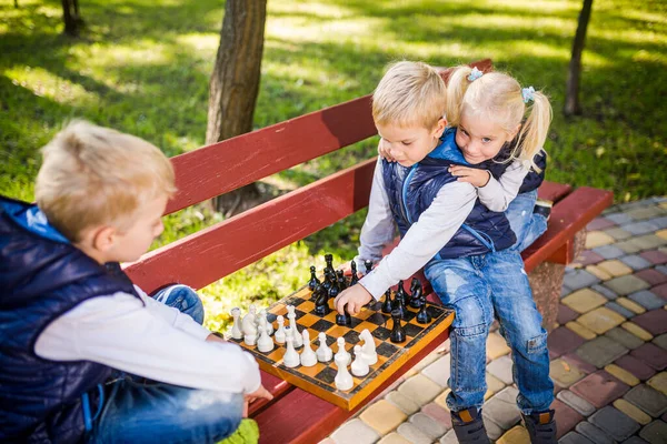 Crianças Idade Escolar Jogar Xadrez Parque Banco Férias Verão Jogos — Fotografia de Stock