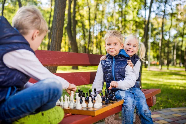 Crianças Idade Escolar Jogar Xadrez Parque Banco Férias Verão Jogos — Fotografia de Stock