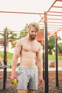 Sporcu yoğun egzersizden sonra dinleniyor, su içiyor. Genç ve güçlü sporcu erkek, spor yaparken şişeden su içiyor. Vücut sıvısına dikkat et. spor ve sağlık.